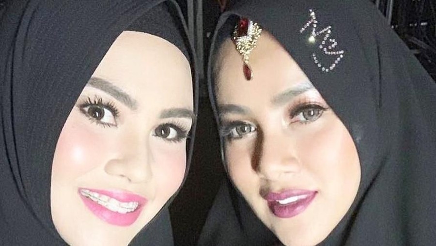 Olla dan Kartika berfoto bersama.