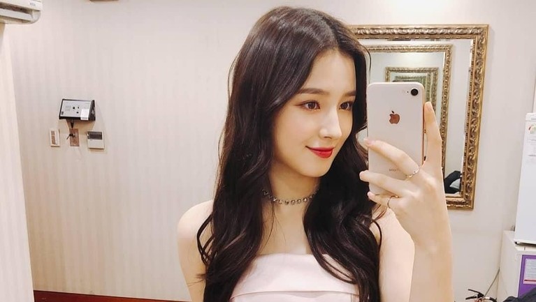 Bentuk bahu yang hampir menyerupai sudut 90 derajat, dinilai sempurna dan jadi impian banyak wanita. Berikut ini deretan selebriti Kpop berbahu 90 derajat.