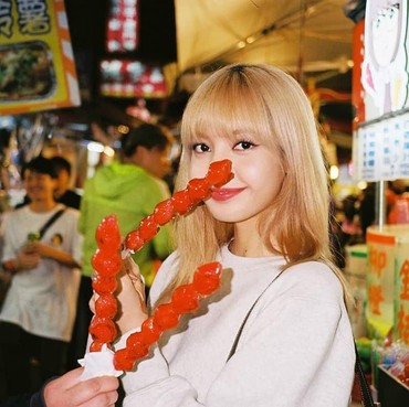 6 Gaya Cantik Lisa BLACKPINK di Bandara