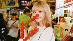 6 Gaya Cantik Lisa BLACKPINK di Bandara