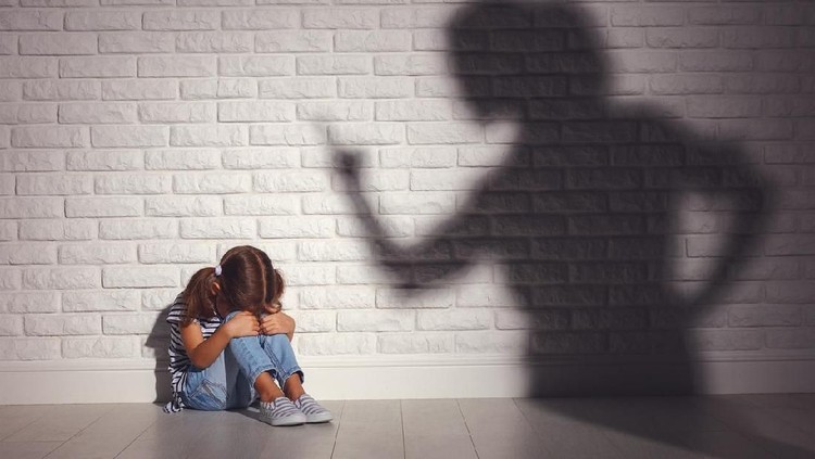 Bunda jangan sampai tersulut emosi ya ketika si kecil berbuat kesalahan seperti yang dilkukan seorang ibu di Malang dan videonya viral.