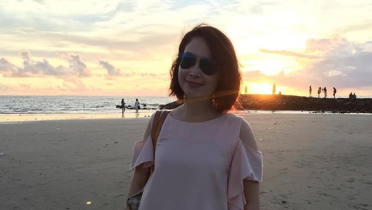 Bun, kenalan dengan Retno Pinasti yuk. Salah satu moderator debat Pilpres ke-4 ini adalah sosok istri yang suka traveling dan kulineran dengan suami lho.