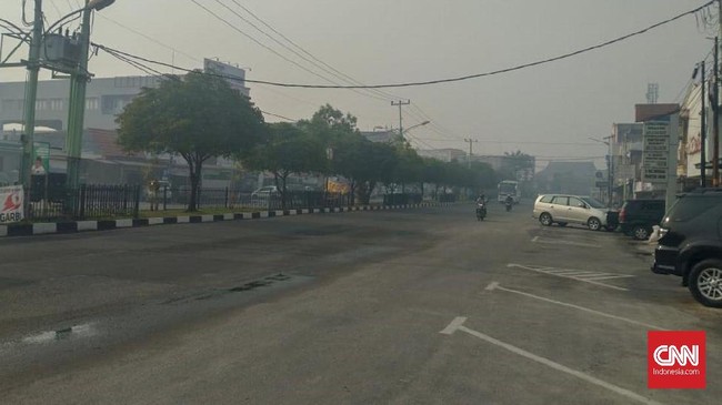 Kabut asap menyelimuti Kota Dumai akibat kebakaran hutan yang melanda provinsi Riau. Sejak sebulan lalu, sekitar 2.800 hektare lahan dan hutan di Riau terbakar.
