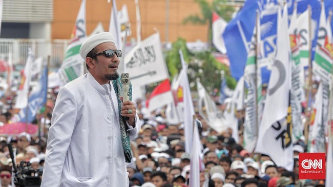 Ketua Umum FPI Sobri Lubis menegaskan justru masih banyak masyarakat yang ingin FPI bertambah kuat untuk mengawal kerusakan di tengah masyarakat.