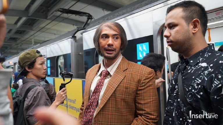 Masih dalam rangka promosi film My Stupid Boss, Intip keseruan Bossman (Reza Rahadian) Naik MRT Jakarta hingga nonton bareng.