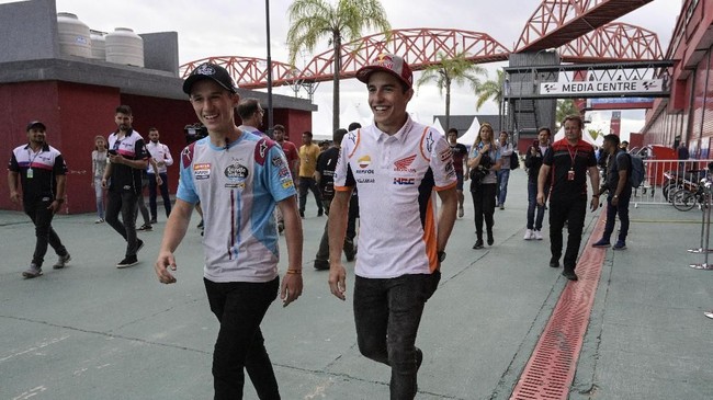 Pembalap Moto3 Sergio Garcia memamerkan kulit terbakar matahari jelang MotoGP Mandalika di Lombok pekan ini.