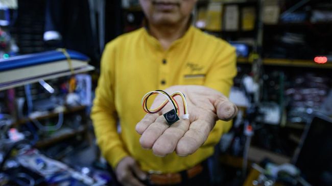 Jika pelancong melihat benda elektronik yang terlihat aneh dan dicurigai sebagai kamera tersembunyi, bisa langsung mencabutnya.