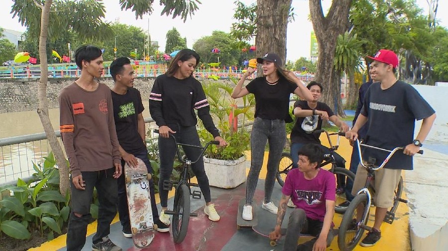 Bunga Jelitha & Melayu Nicole Menaklukkan Seluncur Raksasa Hadir juga Boy William di antara dua artis cantik ini.