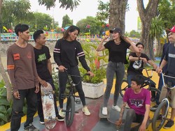 Bunga Jelitha & Melayu Nicole Menaklukkan Seluncur Raksasa