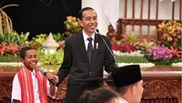 <p>Familiar dengan wajah anak kecil di samping Jokowi ini, Bun? Ya, dia Joni, yang terkenal lewat aksi heroiknya memanjat tiang bendera untuk meraih ujung tali yang tersangkut, saat perayaan 17 Agustus 2018 di Belu, NTT, membuatnya diberi kesempatan bertemu Jokowi. (Foto: Instagram @jokowi)</p>