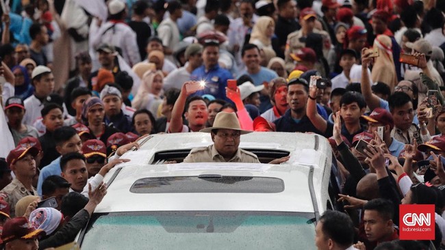 Menurut Prabowo, pertumbuhan ekonomi di Indonesia sebesar lima persen yang dibanggakan Jokowi tak dirasakan rakyat karena harga masih mahal dan banyak utang.