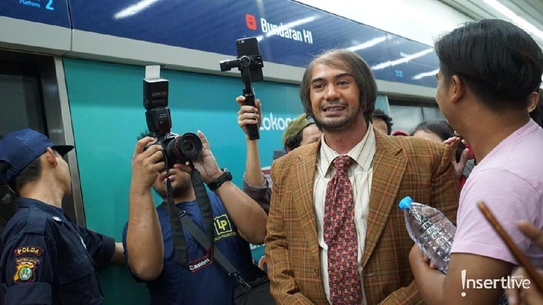 Masih dalam rangka promosi film My Stupid Boss, Intip keseruan Bossman (Reza Rahadian) Naik MRT Jakarta hingga nonton bareng.