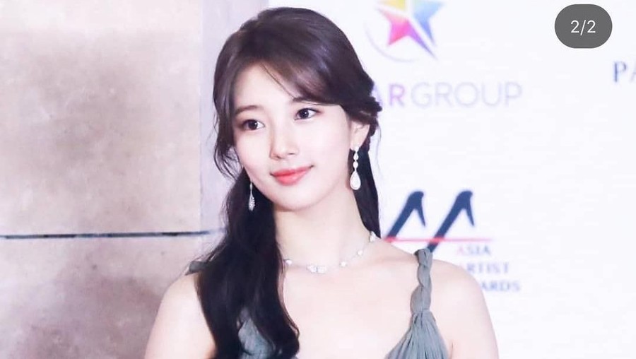 Bae Suzy baru-baru ini membuat heboh penggemarnya setelah mengunggah sebuah foto dirinya mengenakan hijab.