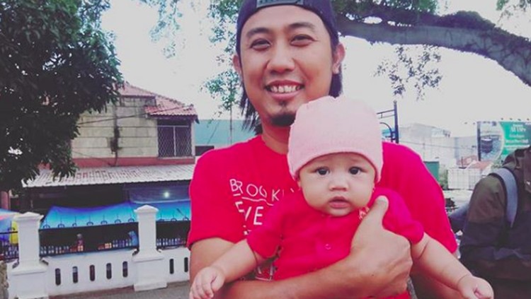 Pertemuan Haru Ade Jigo dengan Anak Bungsu Almarhum Aa Jimmy Ade Jigo bertemu dengan Yumna, anak bungsu mendiang sahabatnya, Aa Jimmy di lokasi syuting. Yumna merupakan satu-satunya anak almarhum Aa Jimmy yang selamat.
