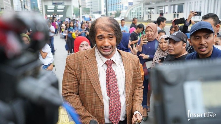 Masih dalam rangka promosi film My Stupid Boss, Intip keseruan Bossman (Reza Rahadian) Naik MRT Jakarta hingga nonton bareng.