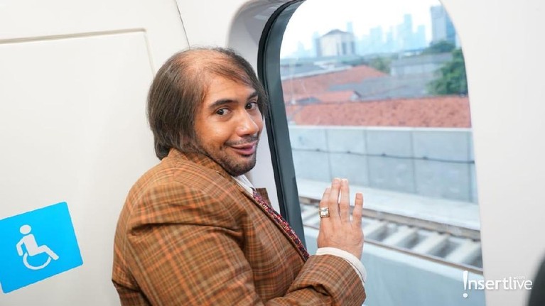 Masih dalam rangka promosi film My Stupid Boss, Intip keseruan Bossman (Reza Rahadian) Naik MRT Jakarta hingga nonton bareng.