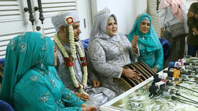 Di tengah menjalani rehabilitasi narkoba, Dhawiya menikah. Apa ya pesan Bunda Elvy Sukaesih untuk sang putri tercinta?
