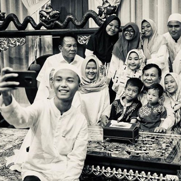 <p>Momen malam pergantian tahun 2018 dilewatkan Prabowo bersama anak-anak dari Panti Asuhan. (Foto: Instagram/ @prabowo)  </p>