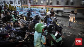 Pengendara Motor Luka Berat Usai Ditabrak Kereta di Senen