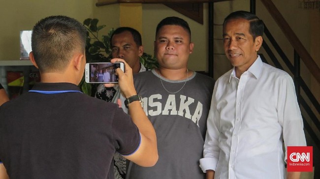 Jokowi sempat berbincang dengan pelawak Kirun saat mengunjungi GOR Diponegoro, Sragen. Jokowi berjanji akan mengundang Kirun ke istana usai Pilpres.