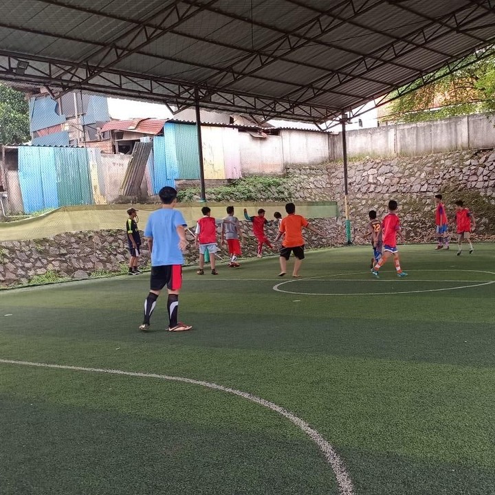 <p>Ayo kita bergerak, Nak! Si kecil hendak latihan futsal bareng teman-teman atau bahkan anggota keluarga yang lain? Bisa juga lho.</p>