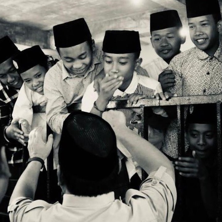 <p> Kebahagiaan terpancar jelas di wajah anak-anak lelaki ini ketika bersua dengan Prabowo. (Foto: Instagram/ @prabowo)</p>