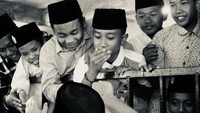 <p> Kebahagiaan terpancar jelas di wajah anak-anak lelaki ini ketika bersua dengan Prabowo. (Foto: Instagram/ @prabowo)</p>