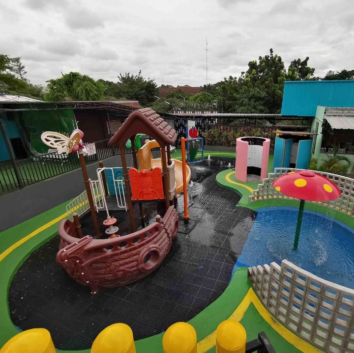 <p>Playparq Bintaro berlokasi di Jalan Bintaro Taman Barat 1, Kav. 10 Pesanggrahan, Jakarta Selatan. Harga tiket masuknya, untuk orang dewasa Rp30 ribu (Senin - Jumat) dan Rp35 ribu (Sabtu, Minggu, dan hari libur). Sedangkan, untuk anak usia 1 - 12 tahun Rp60 ribu (Senin - Jumat) dan Rp100 ribu (Sabtu, Minggu, dan hari libur).</p>