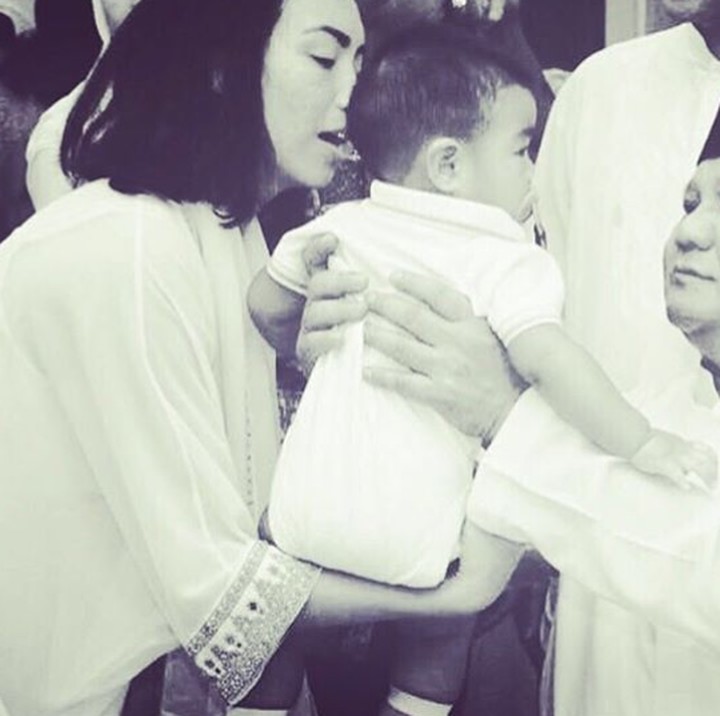 <p>Momen Prabowo ketika menggendong seorang balita. Foto: Instagram</p>
