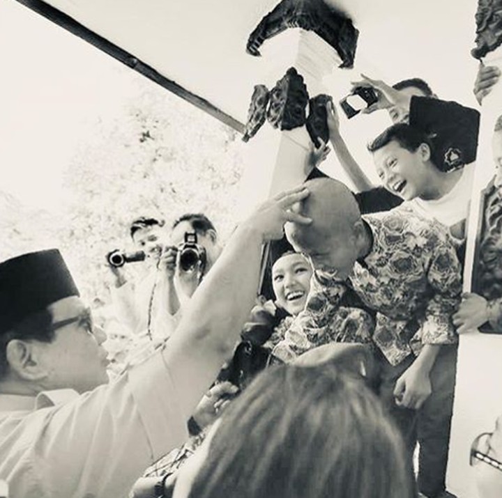 <p>Wah, <em>happy</em> banget anak yang satu ini bertemu Prabowo. (Foto: Instagram/ @prabowo)</p>