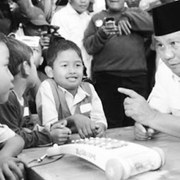 <p>Diingat baik-baik ya, Nak, pesan dari Pak Prabowo. <em>He-he-he</em>. (Foto: Instagram/ @prabowo)</p>
