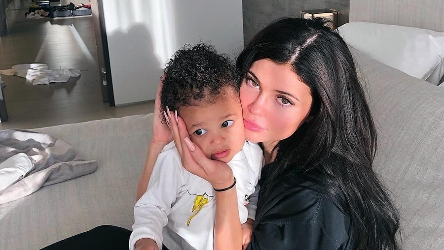 Cerita Kylie Jenner Ajarkan Anak Baca Buku Dari Usia 1 Tahun