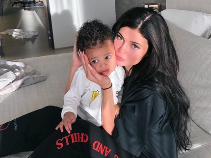 Cerita Kylie Jenner Ajarkan Anak Baca Buku dari Usia 1 Tahun
