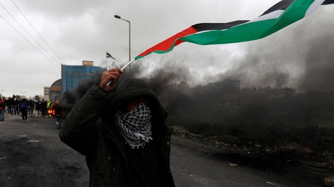 Kementerian Kesehatan Hamas memastikan pemuda yang tewas ditembak di jalur Gaza oleh Israel tersebut bernama Abdullah dan masih berusia 24 tahun.