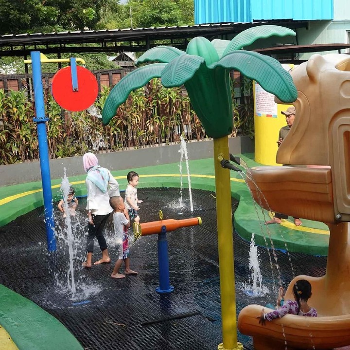 <p>Segar! Si kecil juga bisa berenang dan main air.</p>