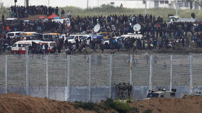 Empat penduduk Palestina yang tewas merupakan pemuda yang belum genap 17 tahun, mereka protes dengan melempari batu ke tentara Israel.