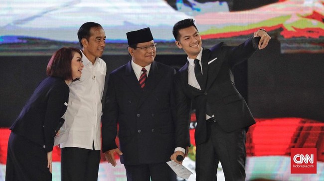 Lembaga riset Voxpol menyebut persaingan elektabilitas capres sangat kompetitif, baik Jokowi maupun Prabowo memiliki peluang sama untuk menang.