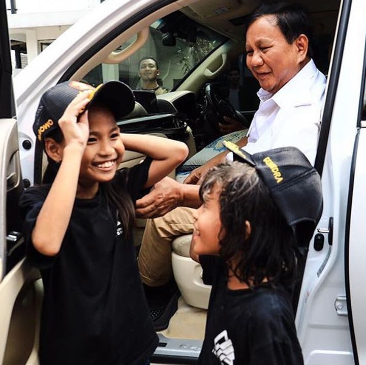 <p>Hati ikut senang melihat senyum semringah anak-anak ini bisa bercengkrama dengan Prabowo. (Foto: Instagram/ @prabowo)  </p>