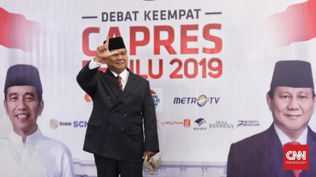Sebelum keluar untuk berangkat ke lokasi debat capres keempat, Prabowo meminta doa kepada para pendukungnya.