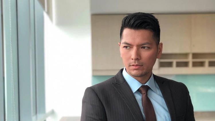 Sukses terpilih sebagai moderator debat pilpres 2019, Zulfikar Naghi kembali teringat pesan almarhumah ibunda tercinta.