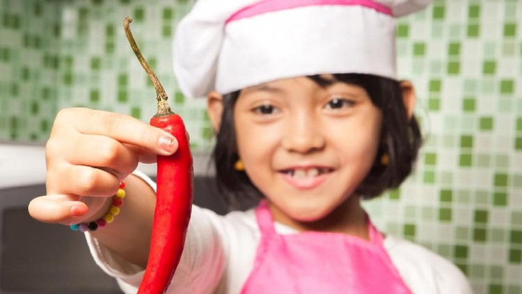 Saat Bunda makan makanan pedas, si kecil ingin nyicipin nih. Memang di usia berapa ya anak sudah boleh makan makanan pedas?