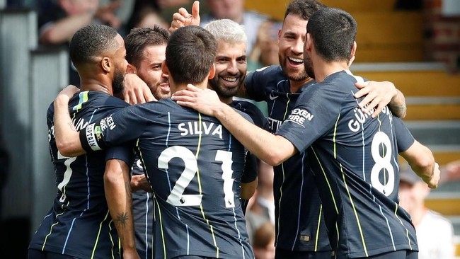 Manchester City kembali ke puncak klasemen dengan menggeser Liverpool setelah mengalahkan Fulham 2-0 dalam lanjutan Liga Inggris.