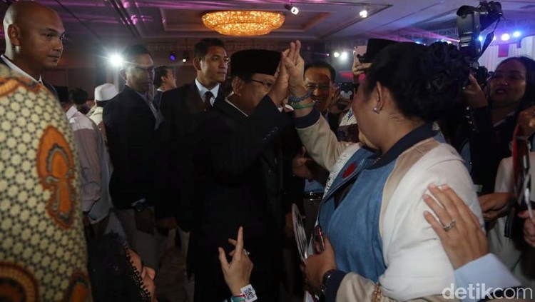 Setelah acara debat pilpres keempat berakhir, Prabowo dan Titiek Soeharto terlihat kompak banget. Keduanya terlihat lebih akrab dari sebelumnya.