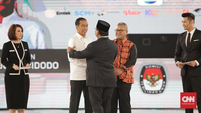 Dalam debat keempat Capres, Prabowo dan Jokowi sama-sama mengeluhkan kerap dituduh dengan isu miring. Prabowo dituduh membela khilafah dan Jokowi dituduh PKI.