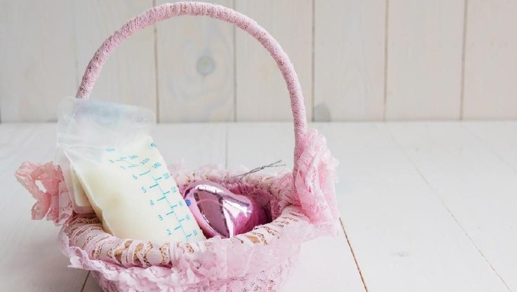 Aman enggak sih, Bun, memompa ASI menggunakan tangan? Simak faktanya yuk!