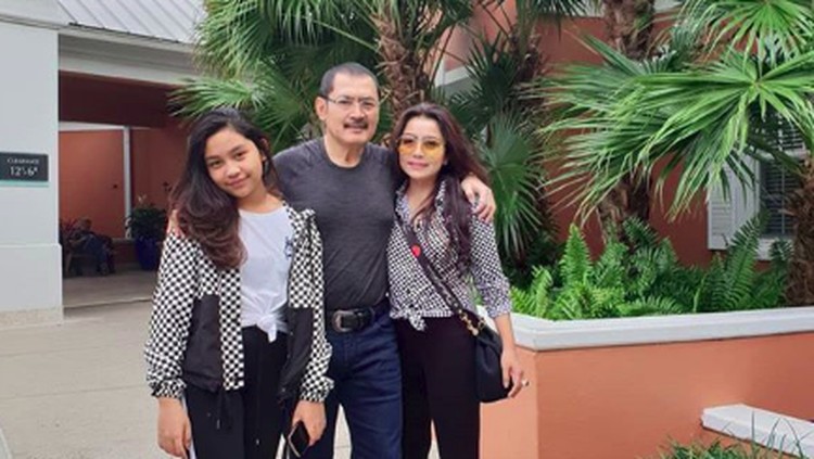 Ulang tahun ke-66, Bambang Trihatmodjo dapat kecupan hangat dari anak dan istri.