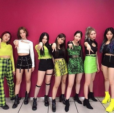 Lirik Lagu I'm So Hot - MOMOLAND