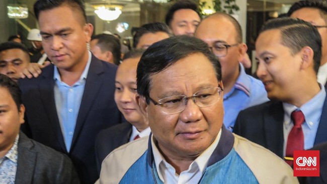 Prabowo-Titiek sama-sama mengenakan jaket berwarna kombinasi biru muda dan krem. Jaket tersebut merupakan pemberian anak mereka, Didit Hediprasetyo.