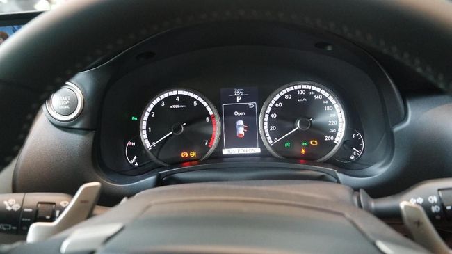 Lampu Indikator Mobil Nyala Saat Starter Tanda Oli Habis? Lampu indikator yang menyala saat mesin start merupakan pengecekan sistem, pada kondisi normal lampu-lampu indikator itu akan mati beberapa detik kemudian.
