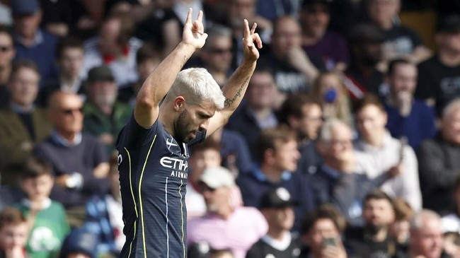 Penyerang Manchester City, Sergio Aguero, semakin nyaman berada di puncak daftar top skor Liga Inggris 2018/2019 usai mencetak satu gol ke gawang Fulham.